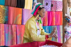 Una donna dal lungo collo vende oggetti tradizionali nel villaggio di Mae Hong Son, Thailandia. Si tratta di un'etnia della popolazione dei Karen le cui donne indossano dei cerchi di ottone ...