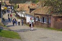 Donna in abito tradizionale nel villaggio di Holloko, Ungheria. Per le feste più importanti, come la Pasqua, gli abitanti del paese indossano i costumi tipici per riportare alla memoria ...