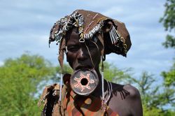Donna di etnia Mursi in un villaggio dell'Etiopia. Le donne sono famose per l'utilizzo del piatto labiale, un disco d'argilla decorato con sostanze naturali che viene inserito nel ...