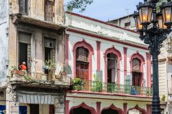 Una donna sul balcone di un edificio che si troova nel Paseo de Martì all'Avana, Cuba - © kovgabor / Shutterstock.com