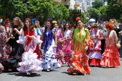 Donne in festa passeggiano lungo la strada con ...