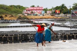 Donne al lavoro nelle saline di Tamarin, Mauritius - Due mauriziane intente al lavoro in una delle tante saline che si trovano nei pressi del villaggio di Tamarin © RoCe / Shutterstock.com ...