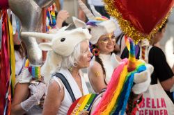 Donne alla parata del Friuli Venezia Giulia Pride in una strada di Udine. Si è svolto fra piazza Libertà e via Carducci il percorso del FVG Pride chenel 2017 ha riunito oltre 5000 ...