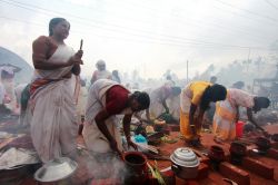 Donne all'Attukal Pongala Festival di Trivandrum, India, intente a far bollire il riso in pentole di terracotta da offrie alle divinità - © AJP / Shutterstock.com