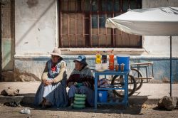 Donne boliviane sedute vicino a una bancarella a Oruro, Bolivia - © Laura Facchini / Shutterstock.com