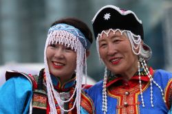 Donne di etnia mongola indossano i tradizionali abiti durante il Naadam a Ulan Bator, Mongolia.
Questa tipica festività nazionale che si svolge a metà luglio è inserita ...