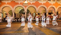 Donne festeggiano il Giorno della Vergine di Guadalupe nel centro di Merida, Messico. Il dia de la Virgen de Guadalupe è una popolare festa cattolica cittadina - © Aleksandar Todorovic ...