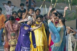 Donne indiane danzano in strada a Wagah Border Post, Punjab, India. Si tratta di una tradizionale cerimonia che si svolge nei pressi della frontiera fra India e Pakistan - © JeremyRichards ...