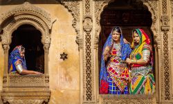 Donne indiane indossano il tradizionale abbigliamento del Rajasthan a Jaisalmer - © Roop_Dey / Shutterstock.com