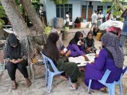 Donne maldiviane che giocano in un villaggio