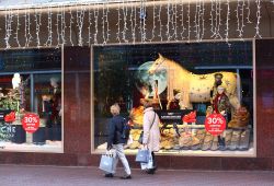 Donne osservano le vetrine di un negozio a Bijenkorf nel centro di L'Aia durante le feste natalizie (Olanda) - © Flying object / Shutterstock.com