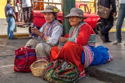 Donne sedute su un marciapiede intente a vendere bambole fatte a mano a Arequipa, Perù - © milosk50 / Shutterstock.com