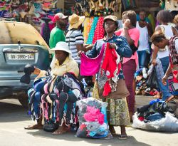 Donne vendono abiti in una strada affollata della capitale Accra, Ghana - © Truba7113 / Shutterstock.com