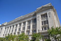 Douglas County Courthouse nel centro di Omaha, Nebraska (USA): costruito nel 1912, questo elegante edificio è stato inserito nel Registro dei Luoghi Storici Nazionali nel 1979.
