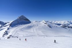 Piste da sci sul ghiacciaio di Hintertux, Austria. Il più alto impianto di risalita raggiunge i 3250 metri di altezza sul livello del mare.

