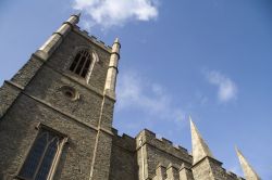 Down Cathedral a Downpatrick, Irlanda del Nord. Una singolare prospettiva dal basso verso l'alto della cattedrale di Downpatrick. L'attuale edificio religioso è formato dal coro ...