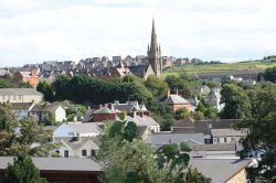 Veduta della città di Downpatrick, Irlanda del Nord. Cittadina di medie dimensioni nella Contea di Down, questa località, il cui nome in gaelico significa "bastione di San ...