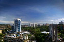 Downtown di Kampala, Uganda, con il cielo blu. Il nome Kampala deriva dall'unione di "kasozi" che significa collina e "empala" che vuol dire impala. In questo territorio ...