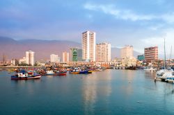  Downtown e marina di Iquique viste al tramonto dal porto, Cile, Sud America.
