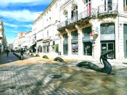 Dragoni nel centro di Niort, Francia.
