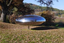 Il monumento Drop Shannon nel giardino del Chateau La Coste a Le Puy Sainte Reparade