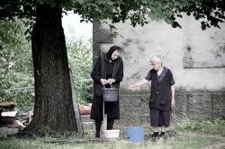 Due anziane donne con abiti neri intente a prendere acqua da una fontana a Niksic, Montenegro - © ollirg / Shutterstock.com
