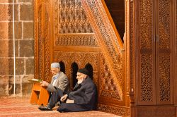Due anziani musulmani seduti nella moschea di Ulu a Erzurum, Turchia. Uno dei due legge e prega con il Corano - © MehmetO / Shutterstock.com