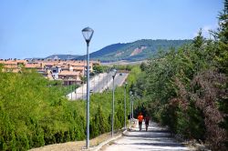 Due atleti corrono in un parco della città a Guadalajara, Spagna, in una giornata di sole - © Javi Az / Shutterstock.com