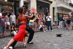 Due ballerini di tango nel quartiere di San Telmo a Buenos Aires, Argentina. - © gary yim / Shutterstock.com