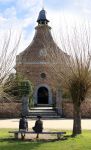 Due bambini in abiti tipici seduti davanti a una chiesa a Bokrijk (Hasselt), Belgio.

