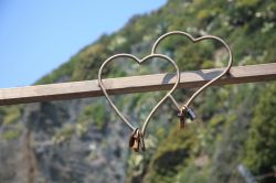 Due cuori con lucchetti lungo la Via dell'Amore a Manarola, Cinque Terre, Liguria. Questa strada pedonale a picco sul mare congiunge tramite un km di tracciato i borghi di Manarola e Riomaggiore.
 ...