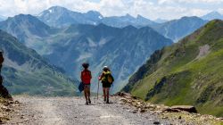 Due donne escursioniste su un sentiero del Pic du Midi de Bigorre, Pirenei, Francia.

