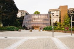 Due giovani uomini di fronte all'edificio principale dell'Università di Limerick, Irlanda - © Alena 11 / Shutterstock.com