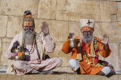 Due indù in abiti tradizionali chiedono offerte in una strada della città di Jaisalmer, Rajasthan, India.

