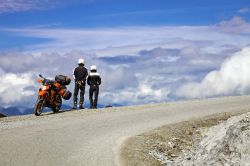 Due motociclisti ammirano il panorama dal Passo dello Stelvio, al confine fra Lombardia e Trentino Alto Adige - © Steve Sidepiece / Shutterstock.com
