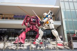 Due robot davanti al Gundam Café alla LaLaport Expo City di Osaka, Giappone - © twoKim images / Shutterstock.com
