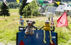 Due simpatiche mascotte di pezza lungo la strada del Colle di Tourmalet a Bagneres-de-Bigorre (Francia) - © Radu Razvan / Shutterstock.com