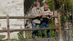 Due uomini parlano sul balcone di una casa a Piuro, Sondrio, Lombardia - © Paolo G / Shutterstock.com