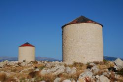 Due vecchi mulini a vento sulle colline di Emborio a Chalki, Grecia.

