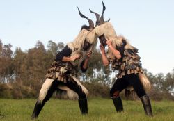 Duello tra mamutzones, al Carnevale di Samugheo in Sardegna - © www.sardegnaturismo.it