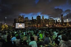 Dumbo Brooklyn Bridge Park a New York, Stati Uniti. Schermo gigante per assistere alle proiezioni di film al Brooklyn Bridge Park, un'area di 85 acri che si estende lungo East River  ...