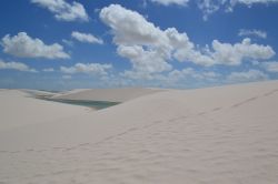 Dune bianche e cielo spettacolare sono gli ingredenti tipici del parco dei Lençois Maranhenses, in Brasile.