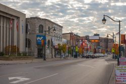 Dundas Street, una delle principali vie cittadine di Trenton, New Jersey, con il cielo nuvoloso - © LesPalenik / Shutterstock.com