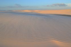 Dune di sabbia in Brasile: questo "deserto" fotografato al tramonto si trova nel Parco Nazionale dei Lençois Maranhenses, una delle perle turistiche dello stato di Maranhao, ...