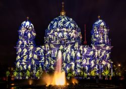 Il duomo di Berlino illuminato per il Festival ...