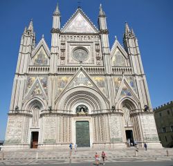 La magia del Duomo di Orvieto: la sua faciata risìvolta ad ovest assume un fascino particoalre nel tardo pomeriggio e al tramonto quand assume una intensa colorazione e tinte calde, molto ...