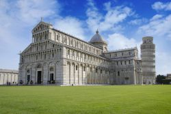 Il duomo di Pisa con il campanile, Toscana. Questa chiesa a cinque navate con con il transetto a tre navate è stata costruita in stile romanico pisano.


