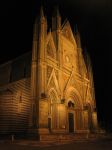 il magico Duomo di Orvieto, fotografato di notte. Questa mirabile chiesa è un vero gioiello dell'architettura gotica italiana