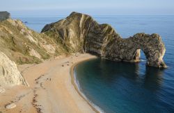 Durdle Door Beach, una delle spiagge più belle dell'Inghilterra, Si trova a Weymouth, nel Dorset - © Saffron Blaz, CC BY-SA 3.0, Wikipedia