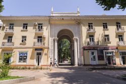 Dushanbe, capitale del Tigikistan: ingresso al Palazzo Presidenziale - © Oguz Dikbakan / Shutterstock.com